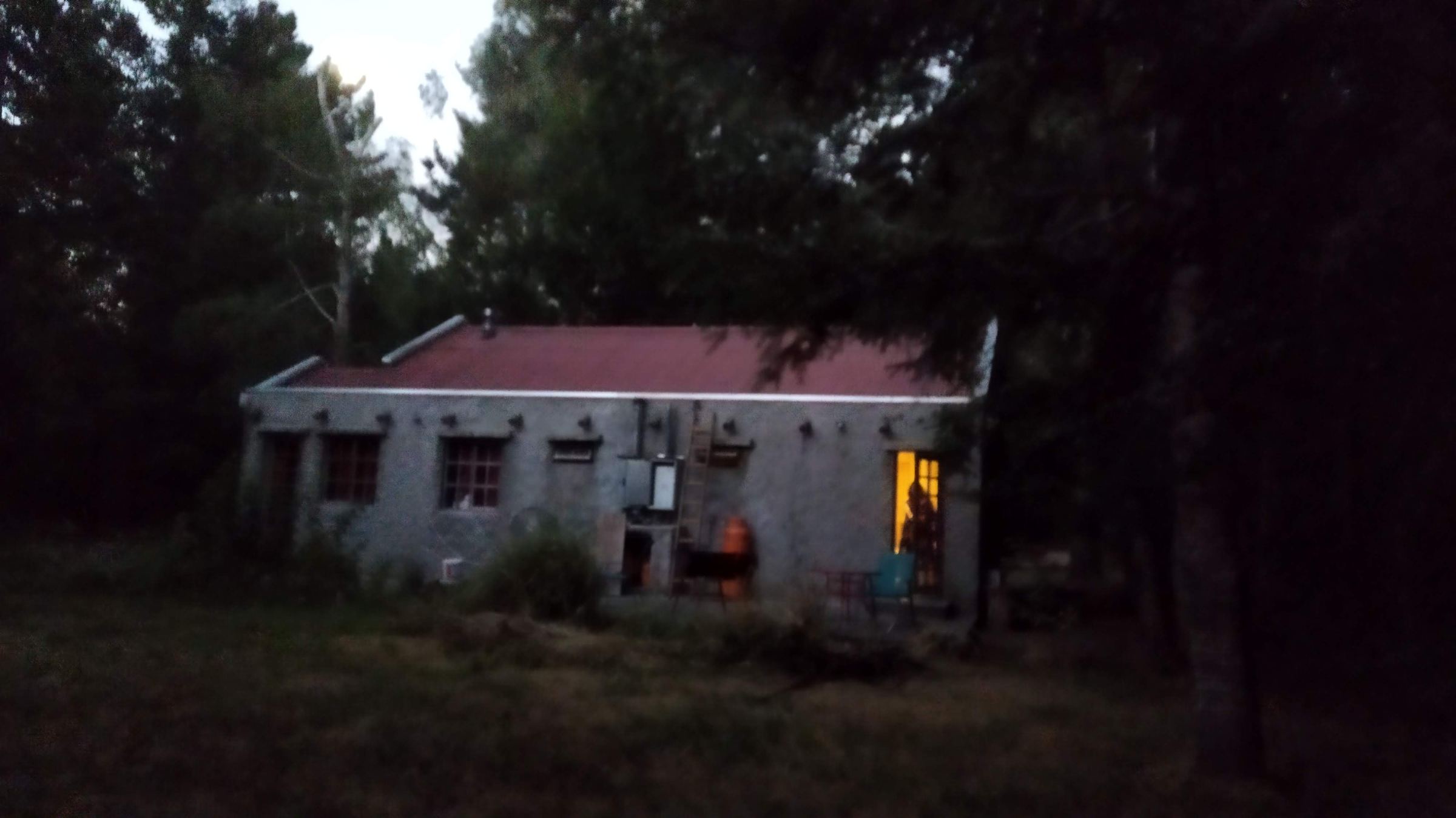 Una cabaña iluminada al atardecer