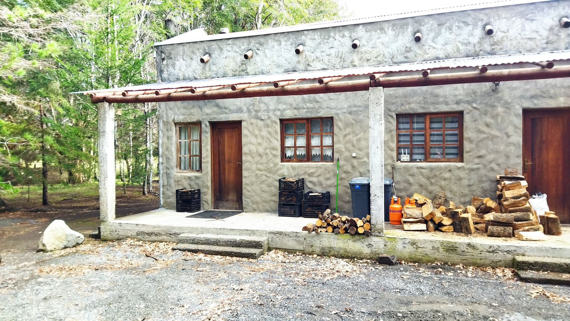 La casa principal, con su corredor techado